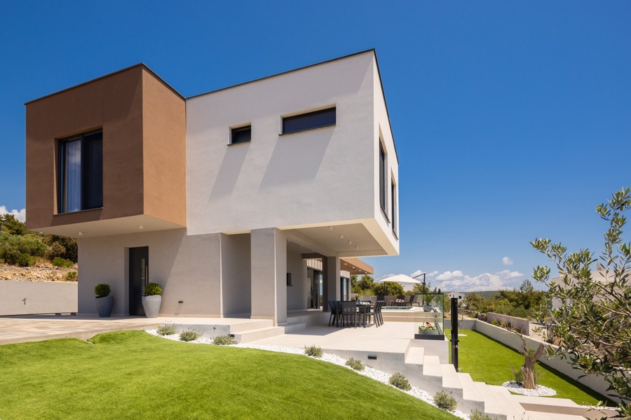 Villa gyeppel és kerttel