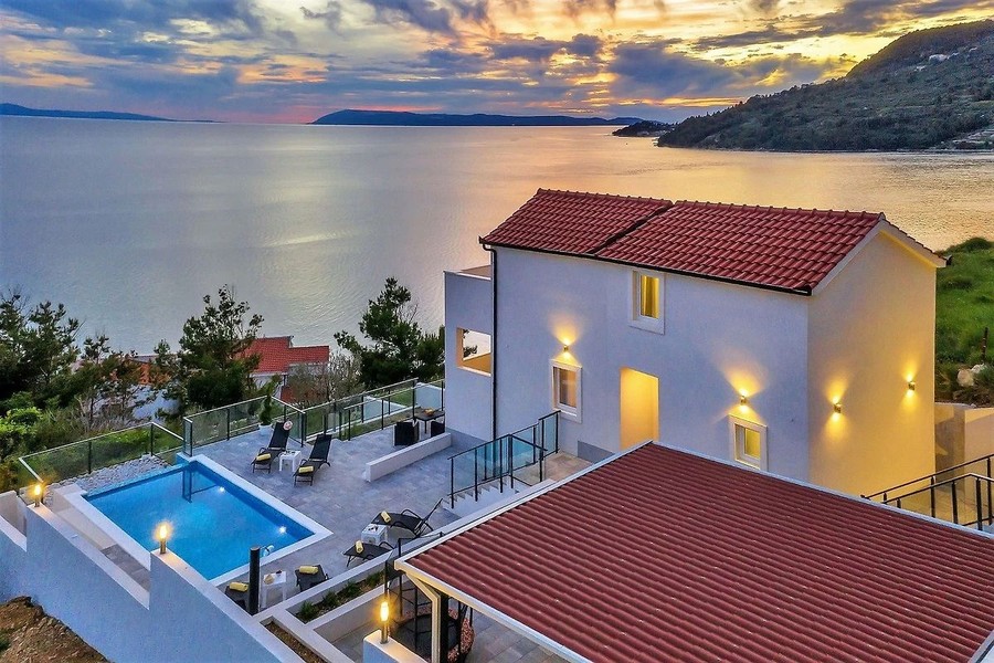 Medencés villa a tenger feletti lejtőn