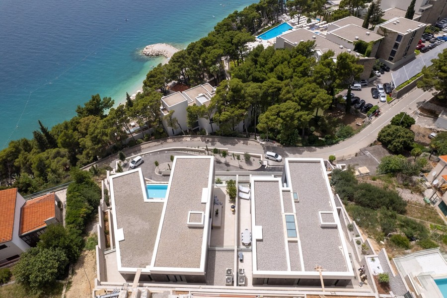 A villa légifelvétele a part felett