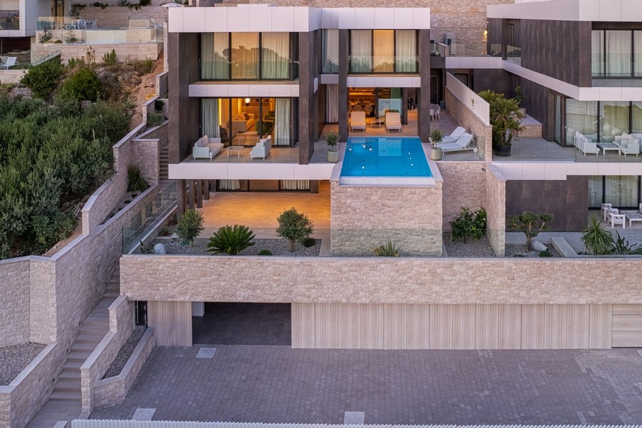 Villa medencével és garázzsal elölről