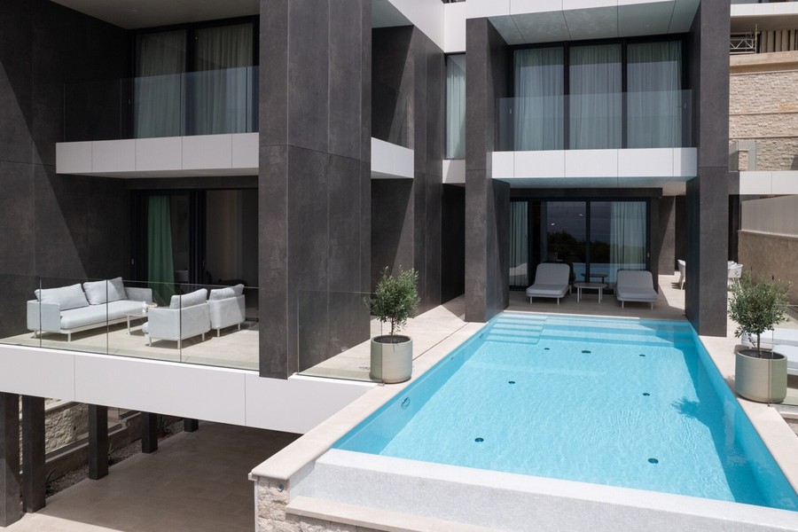 Medence a villa teraszán