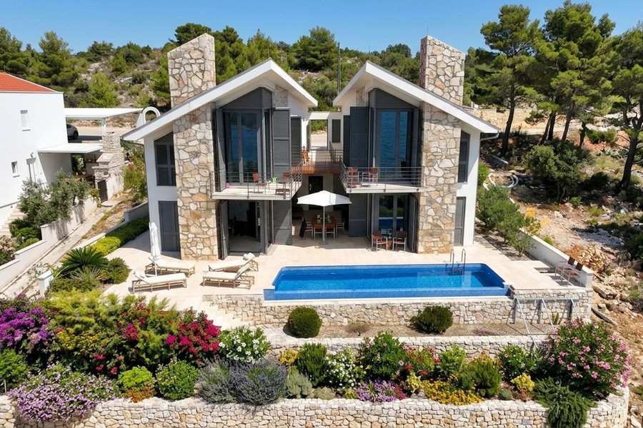 Kőből épült villa medencével és kerttel