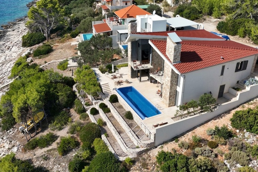 Medencés villa a tenger feletti lejtőn