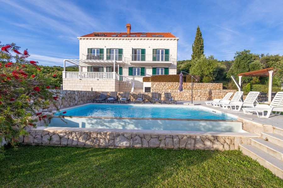 Villa infinity medencével és kerttel