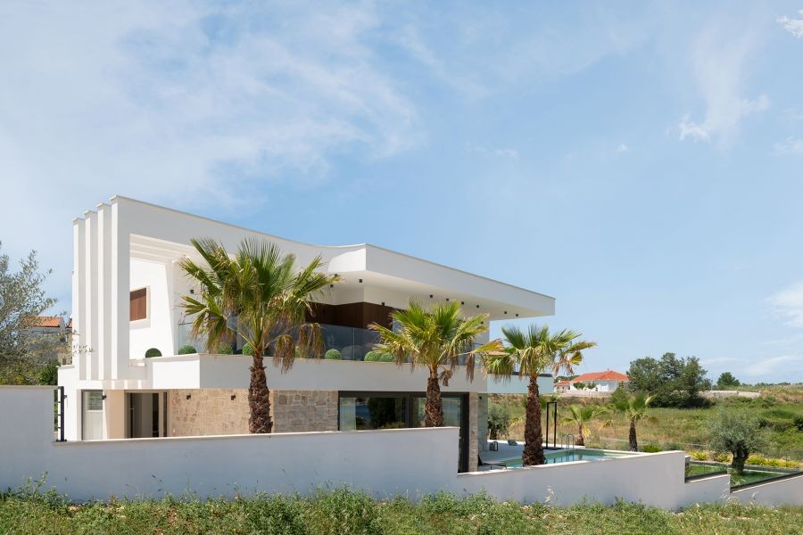 Villa pálmafákkal és medencével
