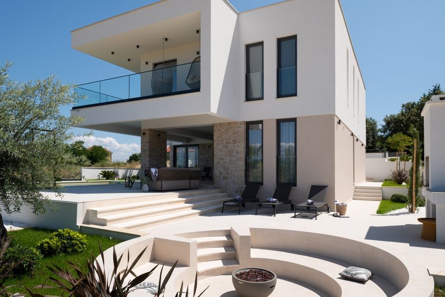 Modern villa medencével és ülõsarokkal a kertben