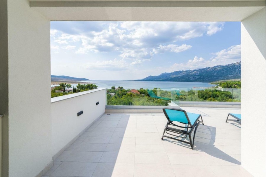 Tengerre néző villa medencével Zadar közelében