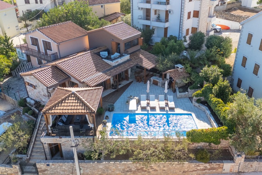 Kőház medencével és pavilonnal felülnézetből