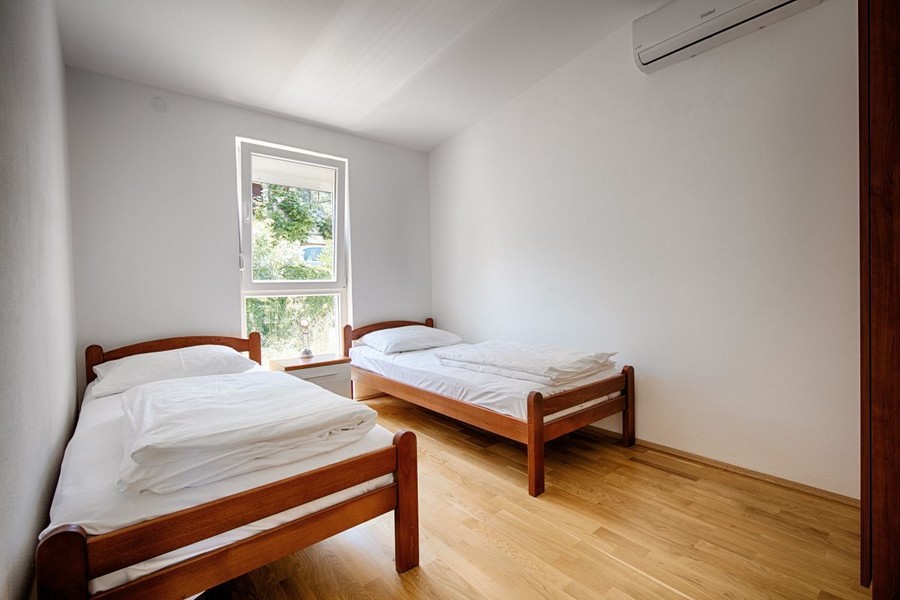 Hálószoba két egyszemélyes ággyal