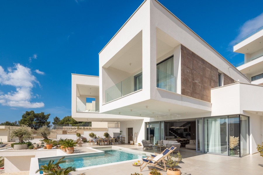 Modern villa üvegfronttal és medencével