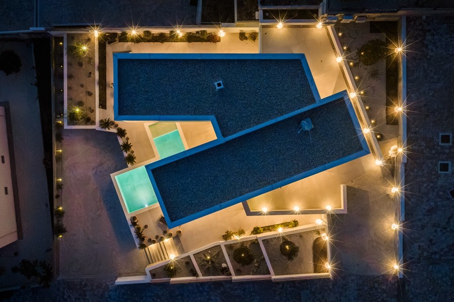 Villa tetőfelületekkel és medencével felülnézetből