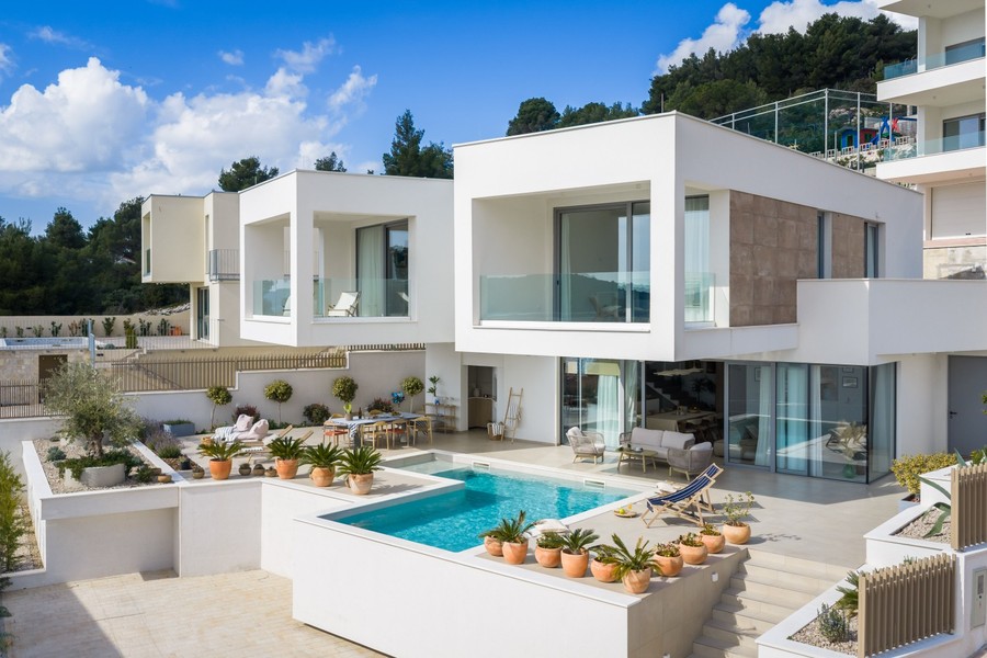 Villa medencével és beültetett teraszal