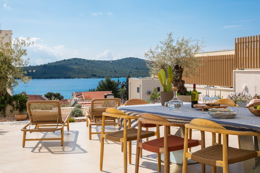 Modern villa medencével és tengerre néző kilátással Primostenben