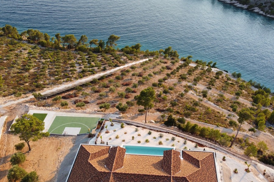 Légi felvétel olajfaligettel a villa és a tenger között