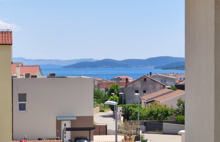Kilátás a tengerre és a szigetekre Vodice előtt