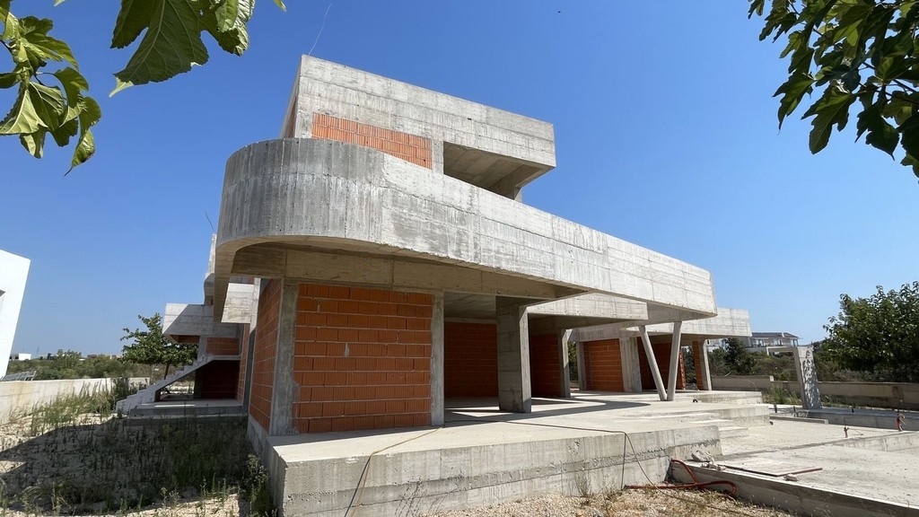 Új építésű villa építési állapotban, medencével, Vodicében, Dalmáciában