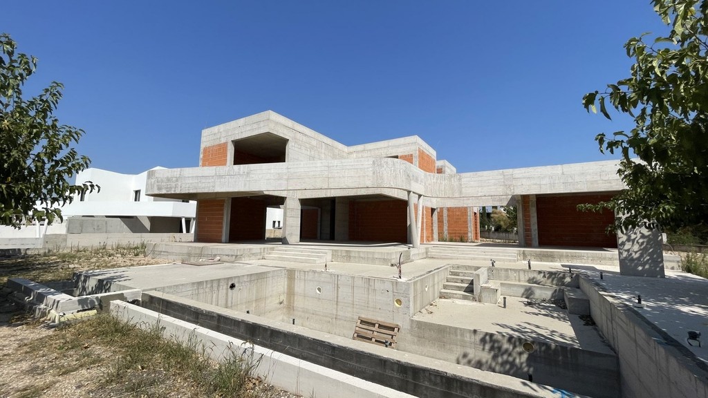 A villa építési állapota ívelt betontetővel