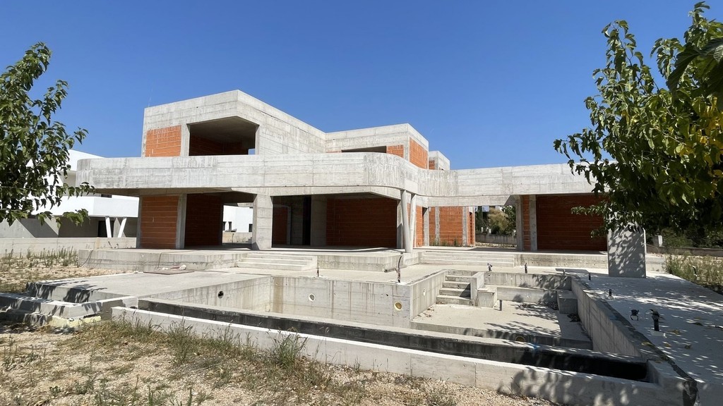 A villa nézete építési állapotú medencével