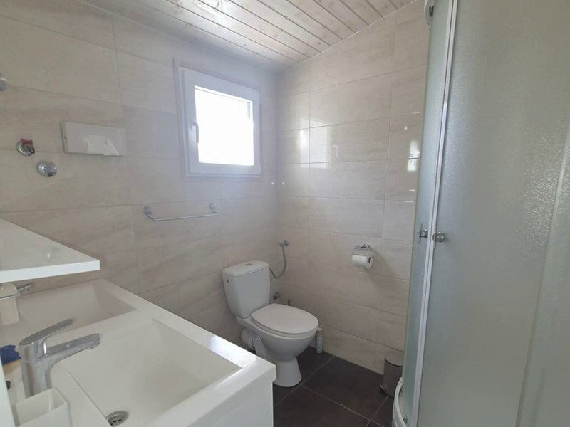 Fürdőszoba zuhanyzóval és WC-vel