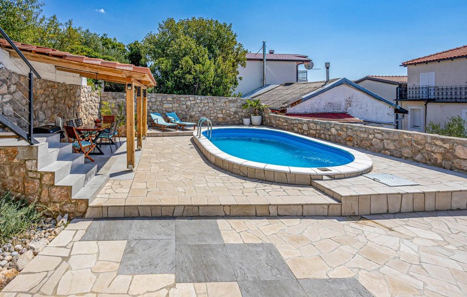 Medence és pergola a ház kertjében