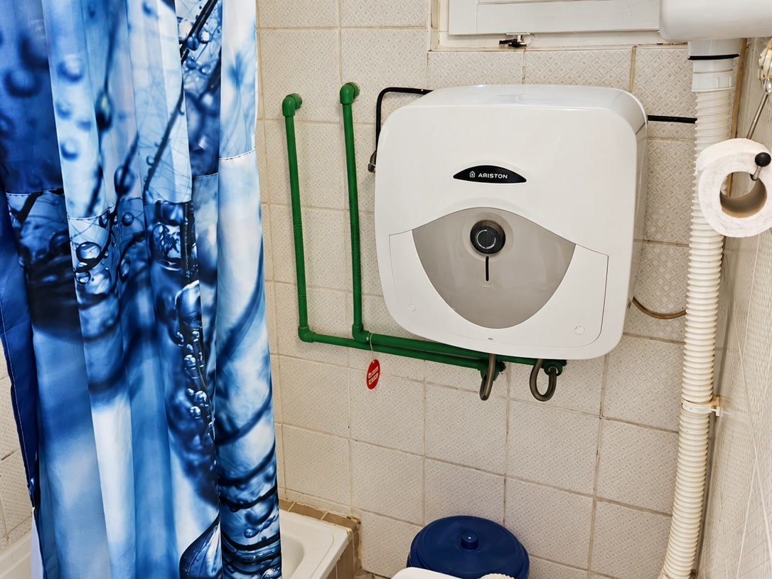 WC ablakkal és bojlerrel