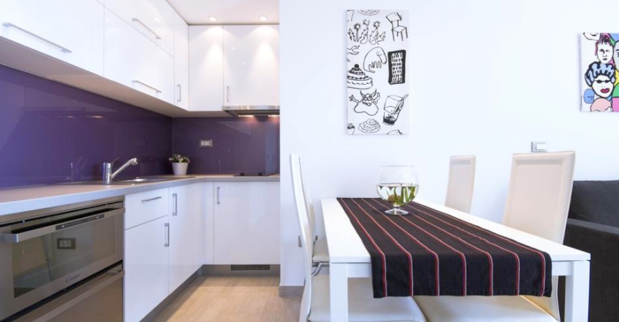 A villa berendezése nagyon elegáns és modern.