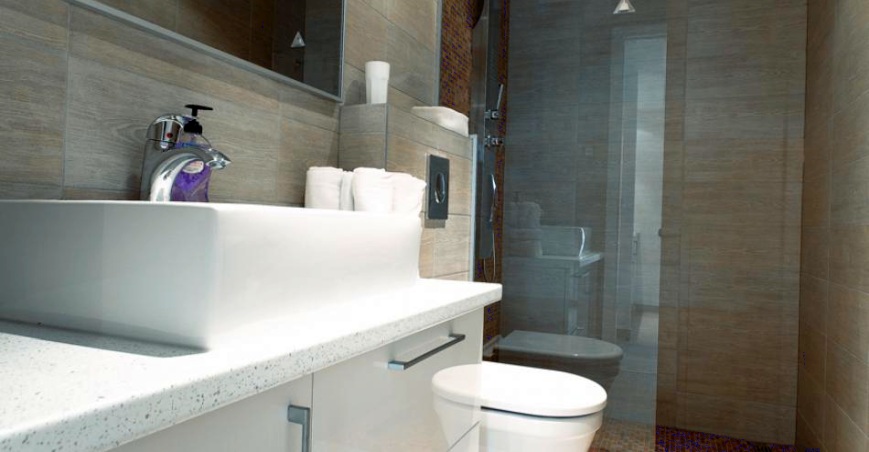 Az ingatlan fürdőszobái nagyon modernek és ízlésesen berendezettek.