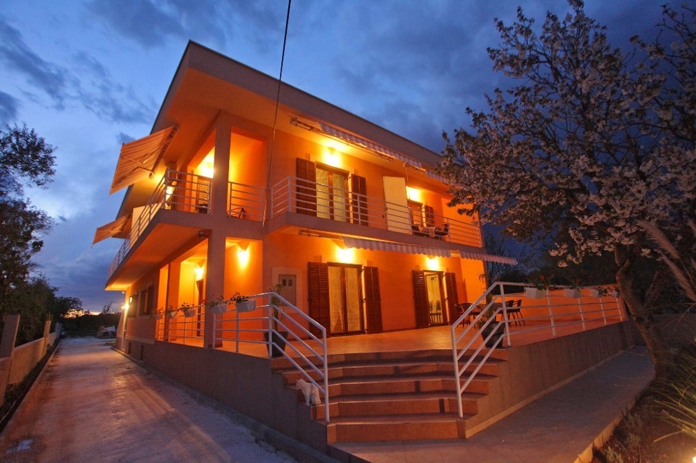 A H475-ös ingatlan idilli szabadtéri területe Zadar közelében, Horvátországban.