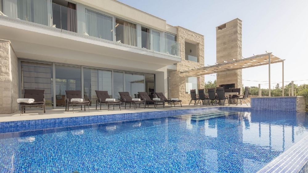 Belül első osztályú berendezés és berendezés.