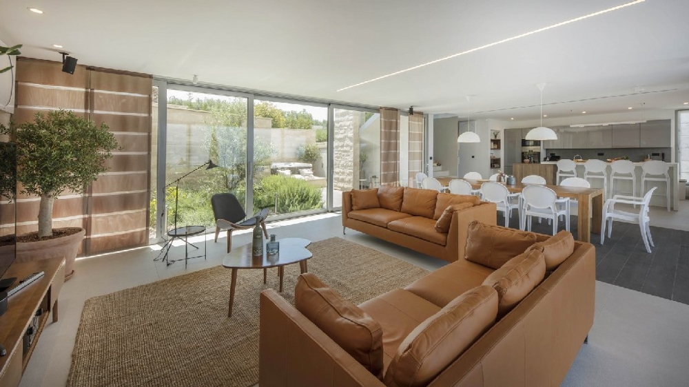 A Brac szigeten eladó H512 villa modern fürdőszobája.