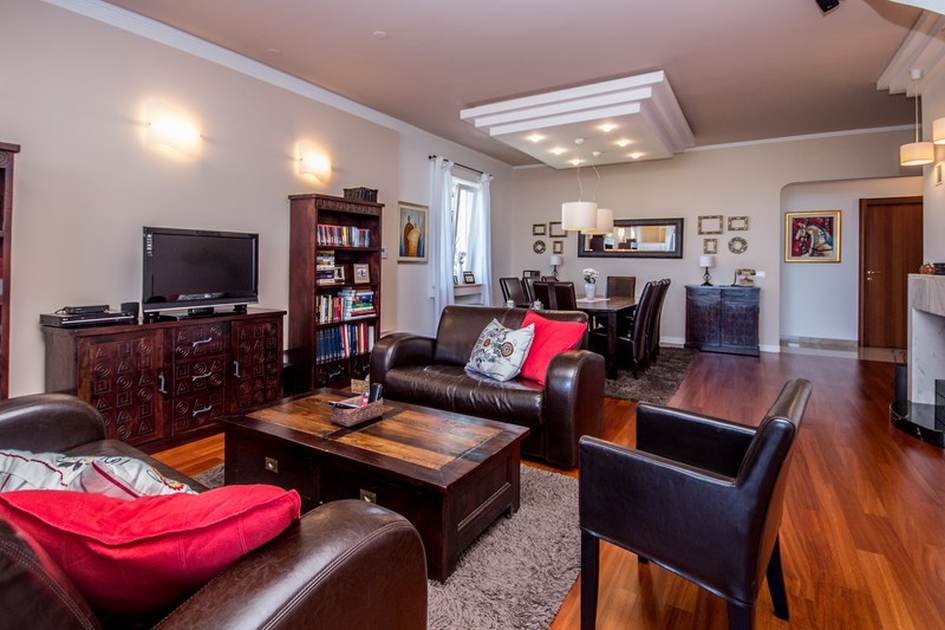 A villa belseje luxus berendezéssel Krk szigetén, a Kvarner-öbölben.