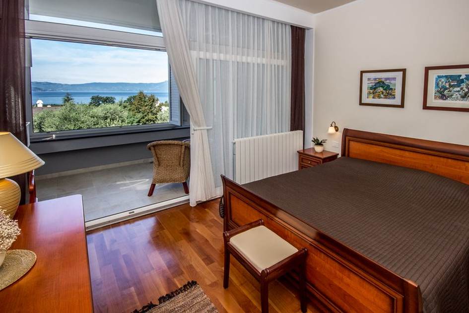 Hálószoba erkéllyel és gyönyörű kilátással.