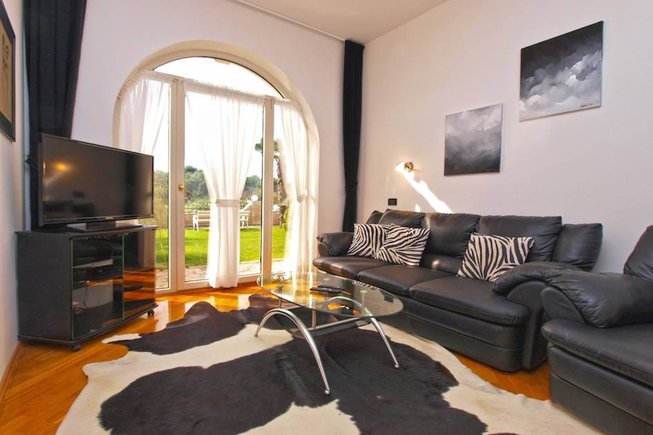 Az ingatlanban egy lakás a földszinten.