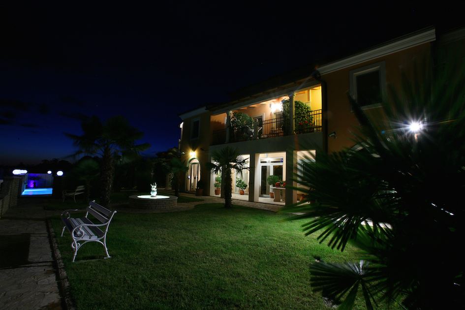 A Villa H557 kültéri része szökőkúttal stb.