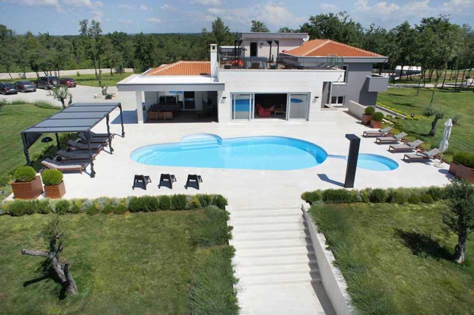 Eladó az isztriai villa elölnézete magánélettel.
