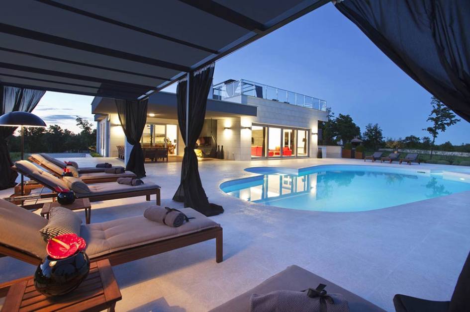 A medence kb. 80 m² alapterületű