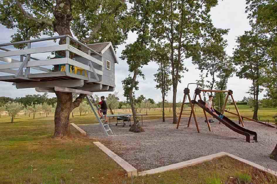 Az eladó isztriai ingatlanhoz egy játszótér is tartozik faházzal.