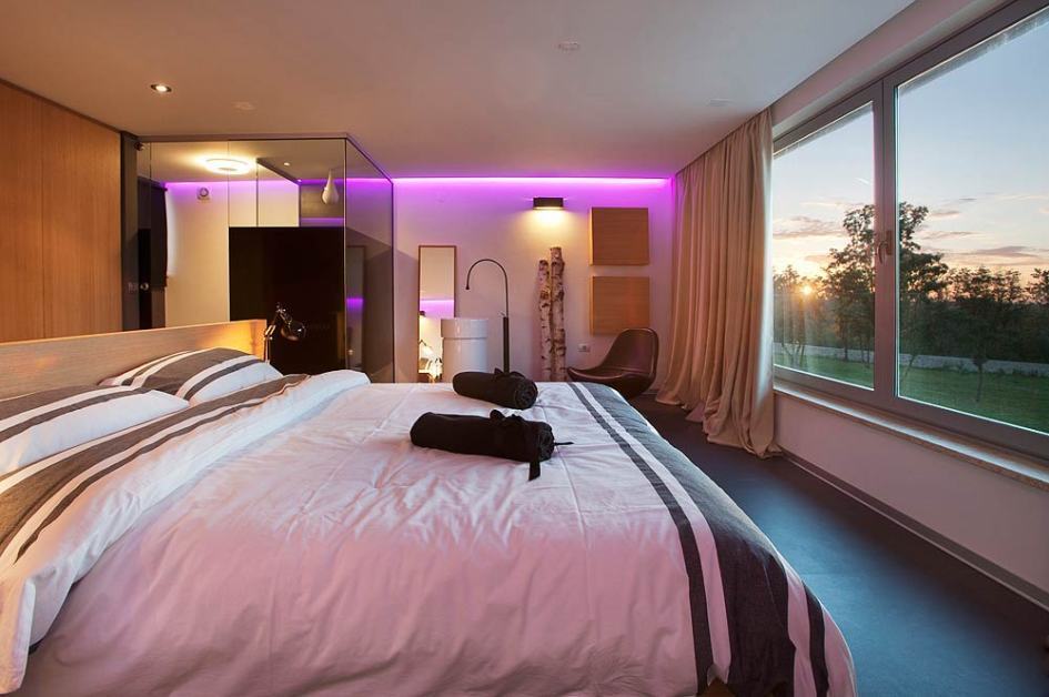 Az egyik hálószoba egy nagy ablak mögött az ingatlanban eladó Isztria tengerre néző kilátással.