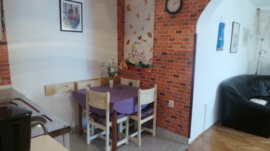 A H575-ös ingatlan belseje közvetlenül a tenger mellett, Senj közelében, Horvátországban.