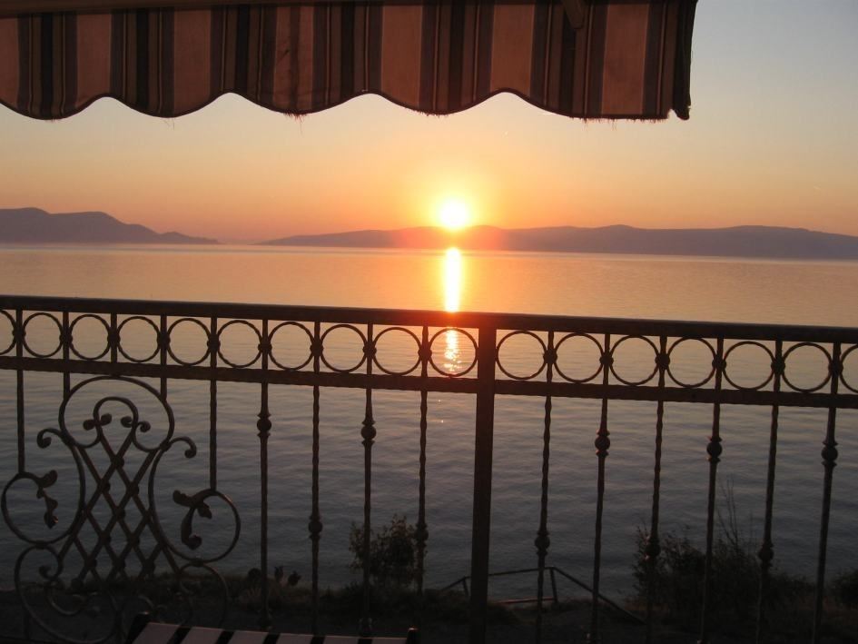 a ház egyik hálószobája a tenger mellett