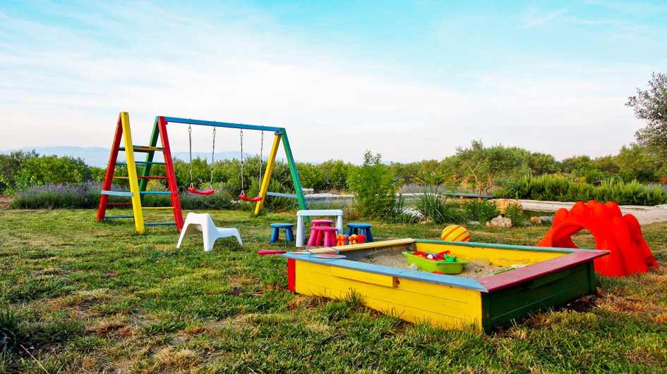Az ingatlanhoz játszótér is tartozik.