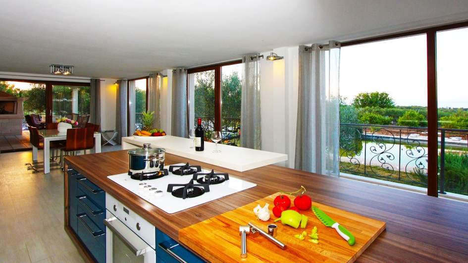 Kilátás a villa konyhájára.