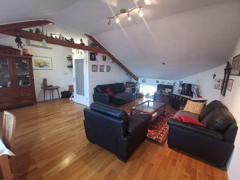 A horvátországi H631 ingatlan gyönyörűen berendezett nappalija.