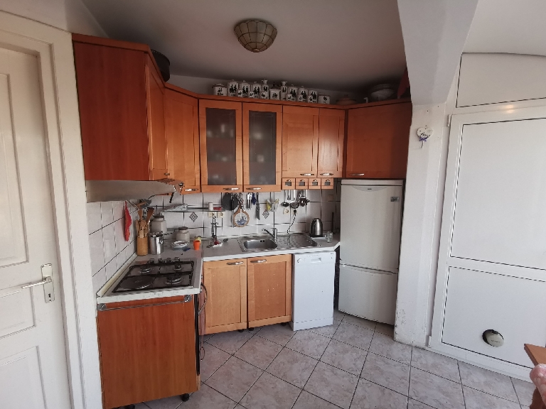 A horvátországi H631 ingatlan funkcionálisan felszerelt konyhája.