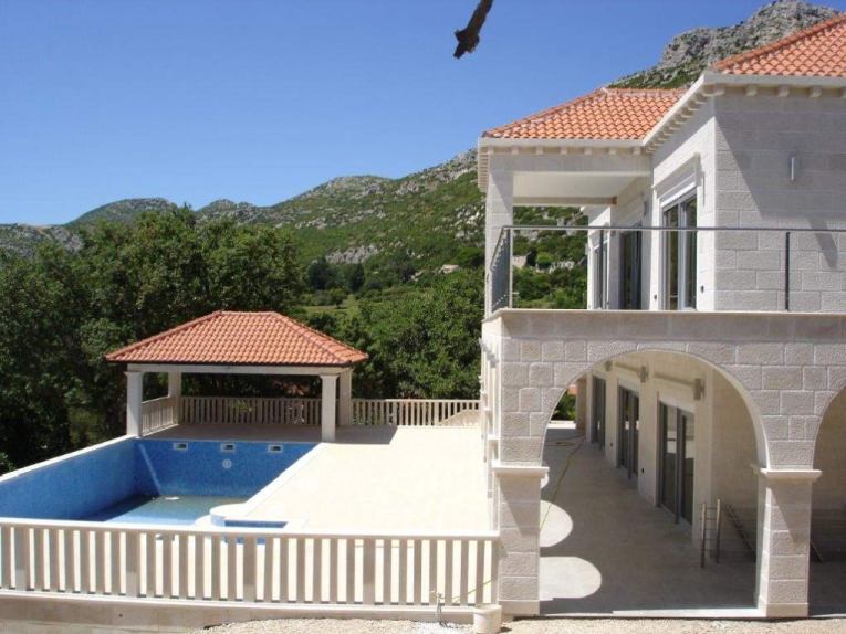 Kültéri medencével és teraszokkal.