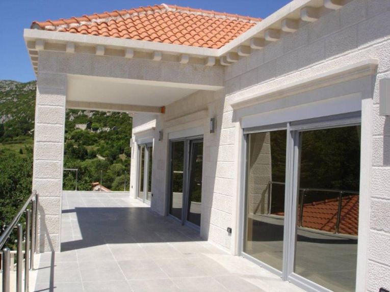 A H696-os ingatlan erkélye, Peljesac, Dalmácia.