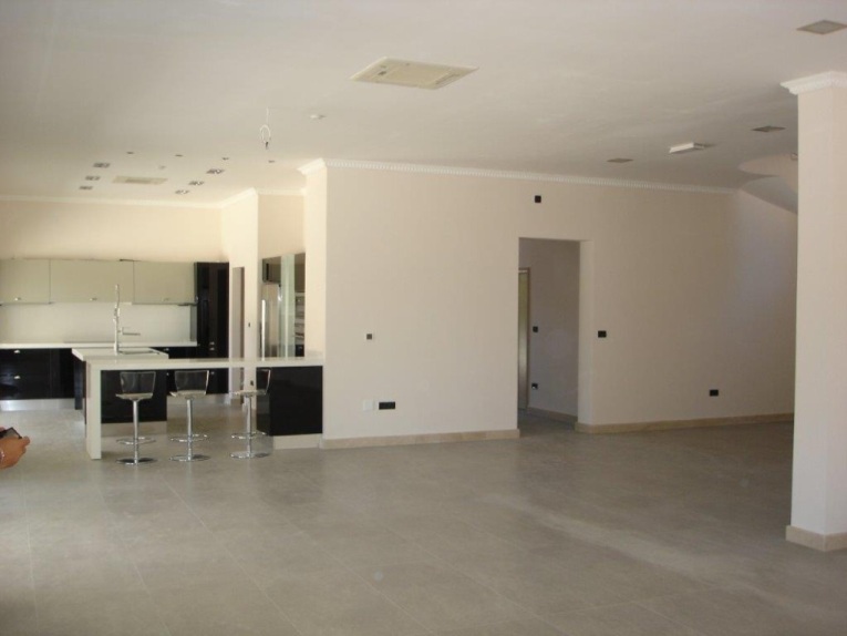 Modern szoba koncepció nagy szobákkal.