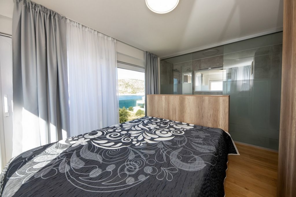 Tengerre néző hálószoba.