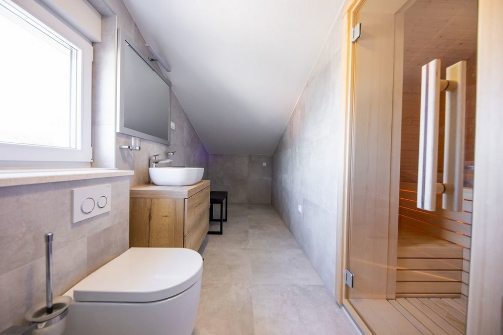 Kilátás a horvátországi Rogoznica melletti H742 ingatlan szaunás fürdőszobájába.