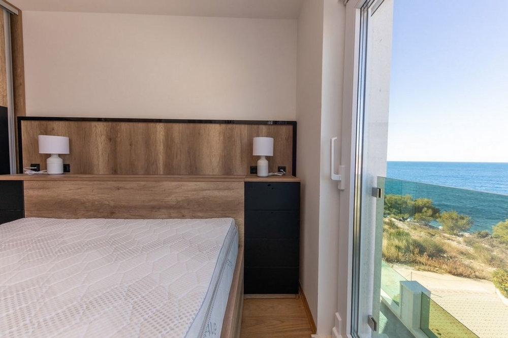 Kilátás a Villa H742 teraszáról Rogoznica közelében.